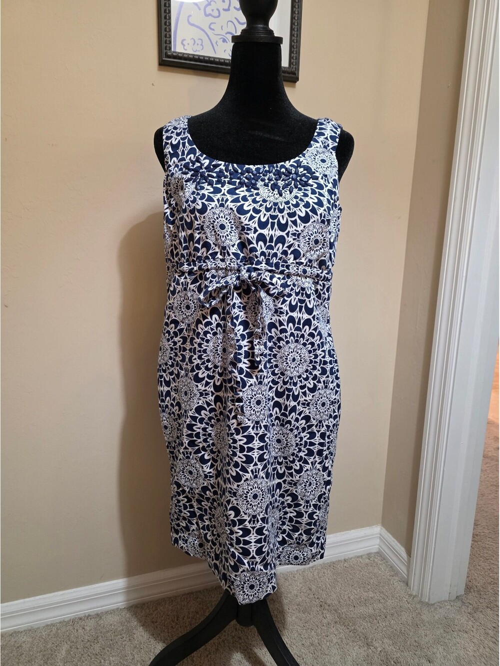 Ann Taylor LOFT Women's Sleeveless Navy Blue and White Floral Dress Size 4